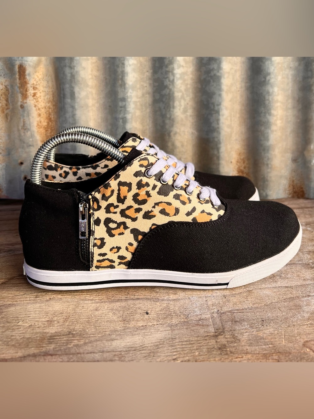 T.U.K. A8116L 6-Eye & Zip Sneaker